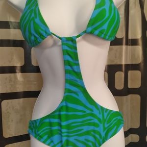 1 piece BNWOT SIZE SMALL RUNS BIG